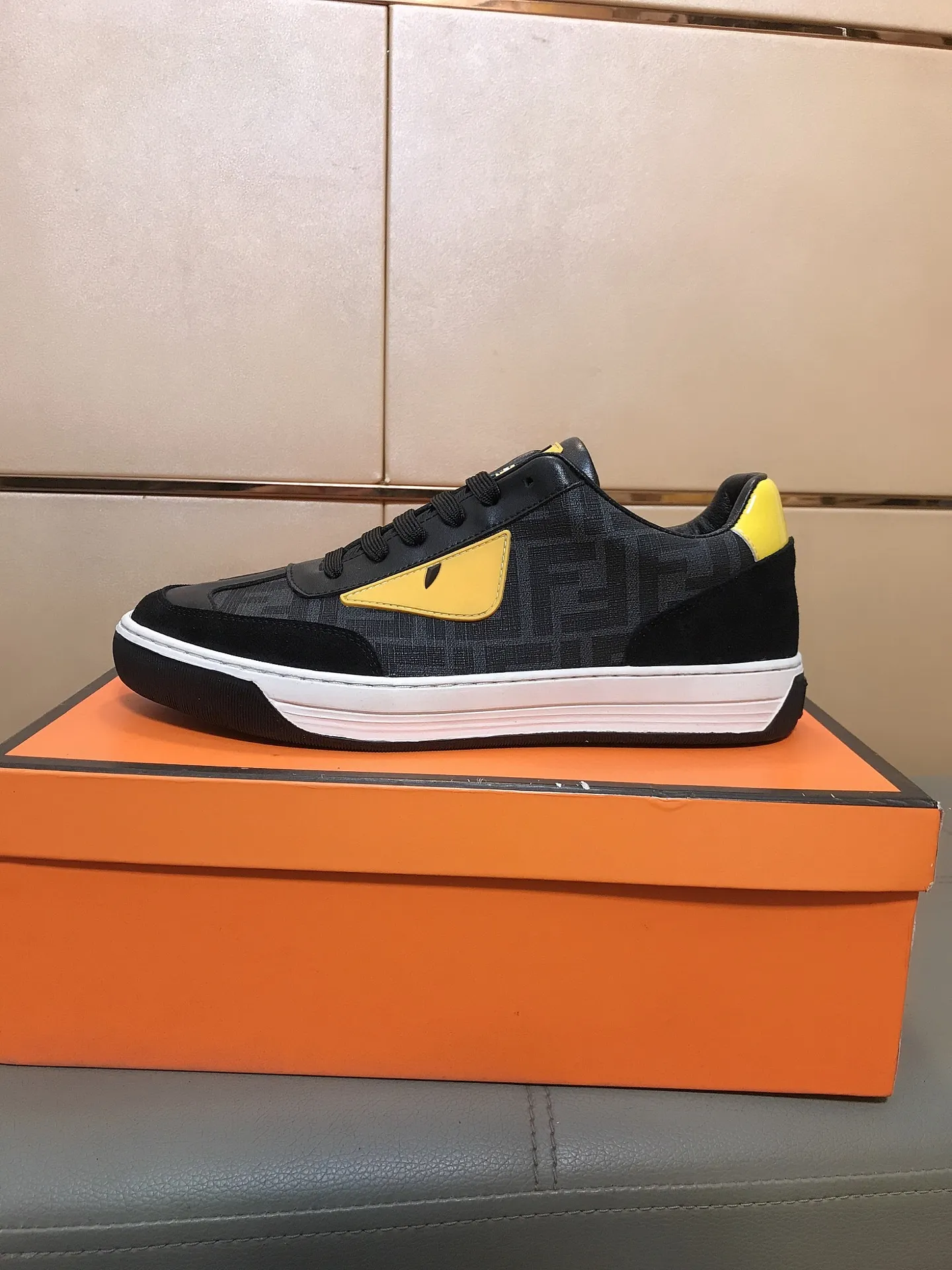 Ex-factory price 400 👟👟💎Fendi [Fendi] men's new high-top casual shoes are on the market 🔥The shoe body is made of brand-specific embossed leather, sheepskin lining, breathable and does not cover the feet! Fashionable casual shoes 🙈Non-slip and wear-resistant outsole👣 Standard size 38-44